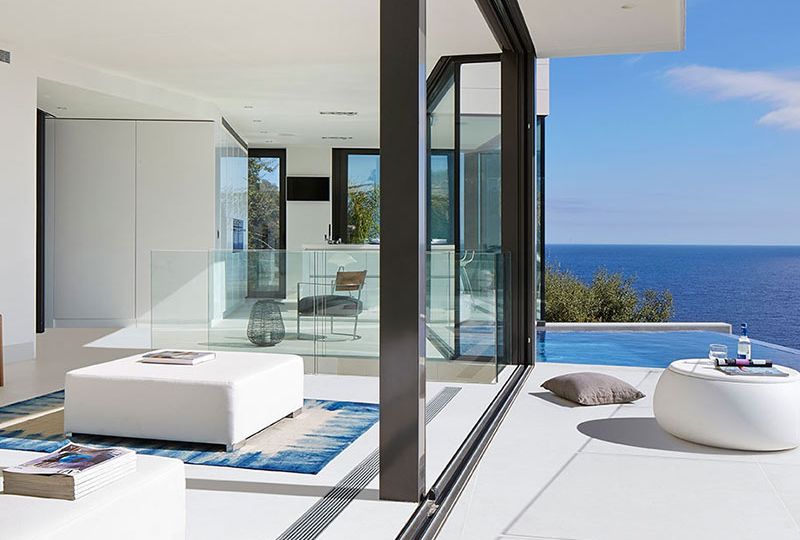 Colección Sophy instalada en terraza con vista al mar